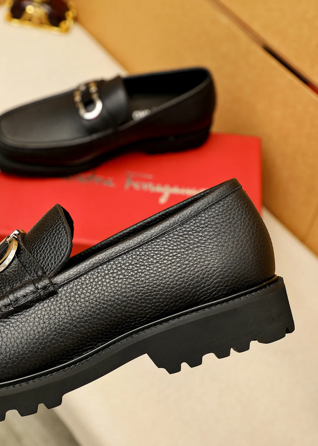 Men's shoes 💰560 💐 Product trademark: Ferragamo "Ferragamo" casual leather shoes Regular size: 38-44 (45.46🉑️customized) Product materials: Selected imported first-layer pebbled cowhide leather upper + original hardware buckle, imported water-dyed cowhide leather lining. Strong three-dimensional visual effect, original outsole Color: 3⃣️colors available